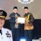 Sekda NTB Abul Chair Mewakili Gubernur NTB Lalu Muhamad Iqbal Menerima Penghargaan Gubernur Pendukung Zakat Terbaik pada Grand BAZNAS Awards 2026 di Jakarta.