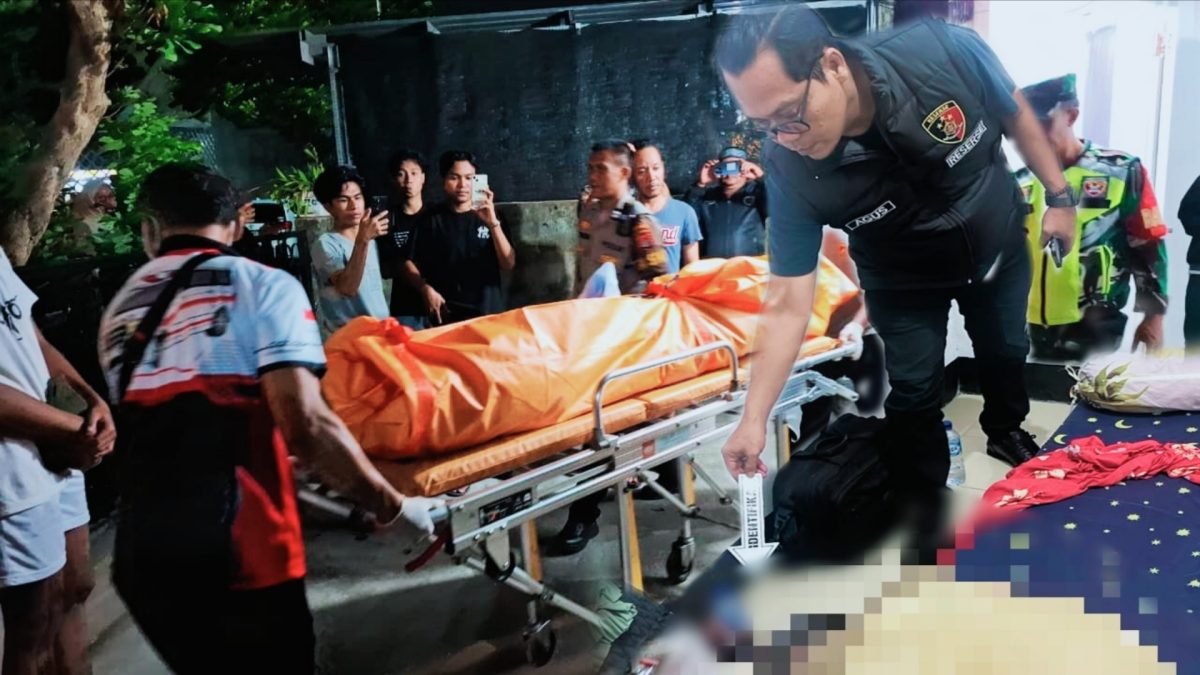 Polisi Melakukan Penanganan Awal Terkait Seorang Pria Berusia 76 tahun asal Dompu Yang Meninggal di Rumah Kontrakan di Kawasan Perumahan Regency, Kota Mataram.