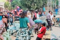 Bripka Arafe Saat Melakukan Pendekatan 0ersuasif Kepada warga Untuk Membuka Blokade Jalan di Perbatasan Desa Ncera dan Desa Diha, Kecamatan Belo, Kabupaten Bima.