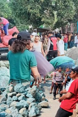 Bripka Arafe Berhasil Buka Blokade Jalan di Bima, Warga Masih Tuntut Kepastian Hukum Kasus Kematian
