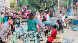 Bripka Arafe Saat Melakukan Pendekatan 0ersuasif Kepada warga Untuk Membuka Blokade Jalan di Perbatasan Desa Ncera dan Desa Diha, Kecamatan Belo, Kabupaten Bima.
