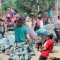 Bripka Arafe Saat Melakukan Pendekatan 0ersuasif Kepada warga Untuk Membuka Blokade Jalan di Perbatasan Desa Ncera dan Desa Diha, Kecamatan Belo, Kabupaten Bima.